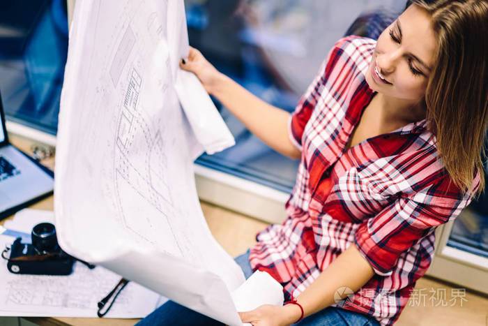 积极的女建筑师拿着图纸有蓝图检查图和会计满意的工作微笑的女人看